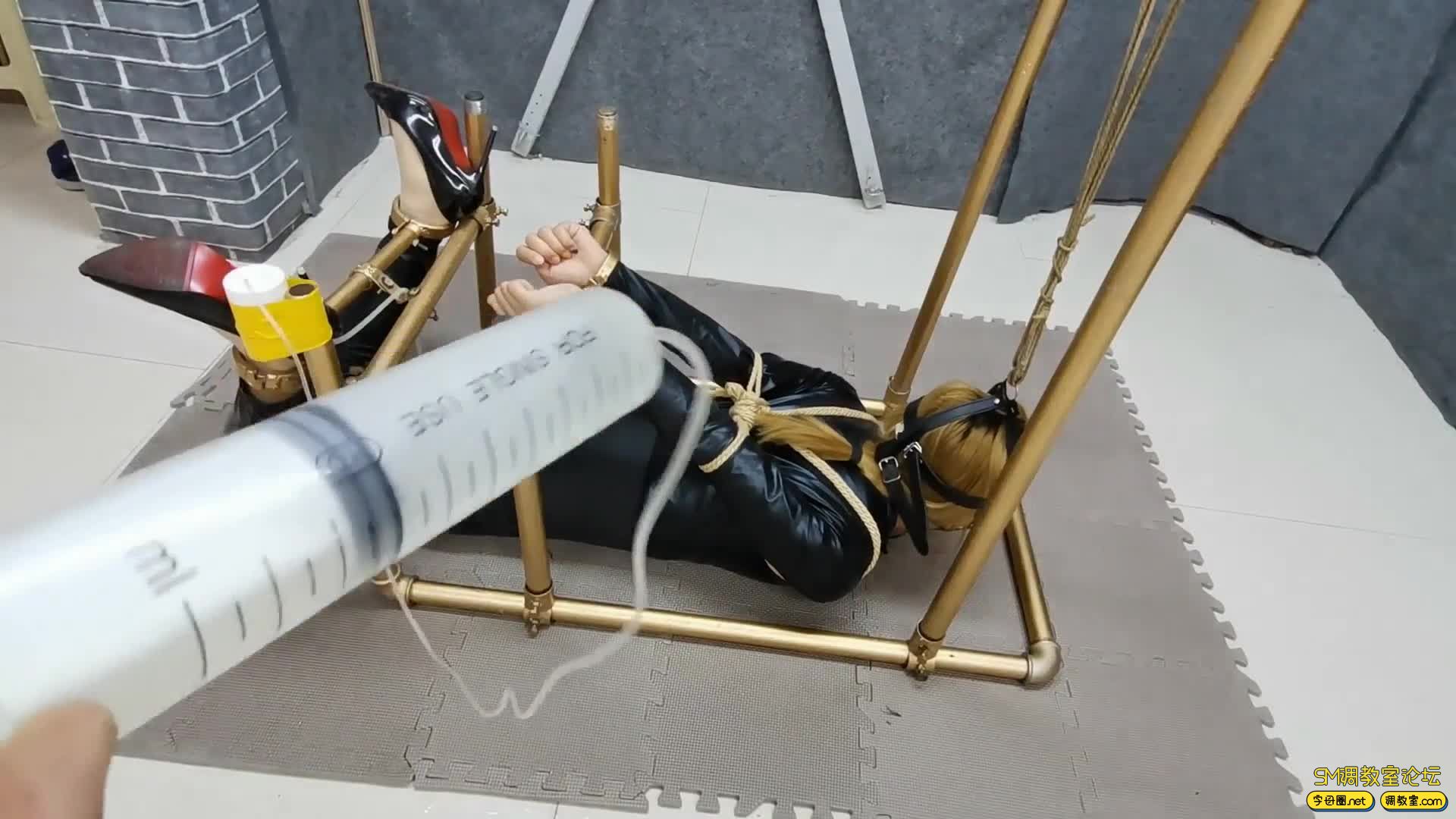 飞天原创  云儿紧固K9架高高吊起，蒙眼堵嘴、强制灌肠灌水、鞭打SP-视频截图6